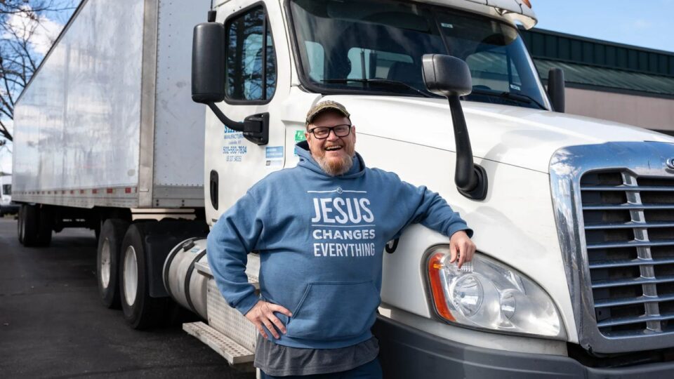 Da cabine do caminhão, estudos bíblicos conectam EUA e Índia